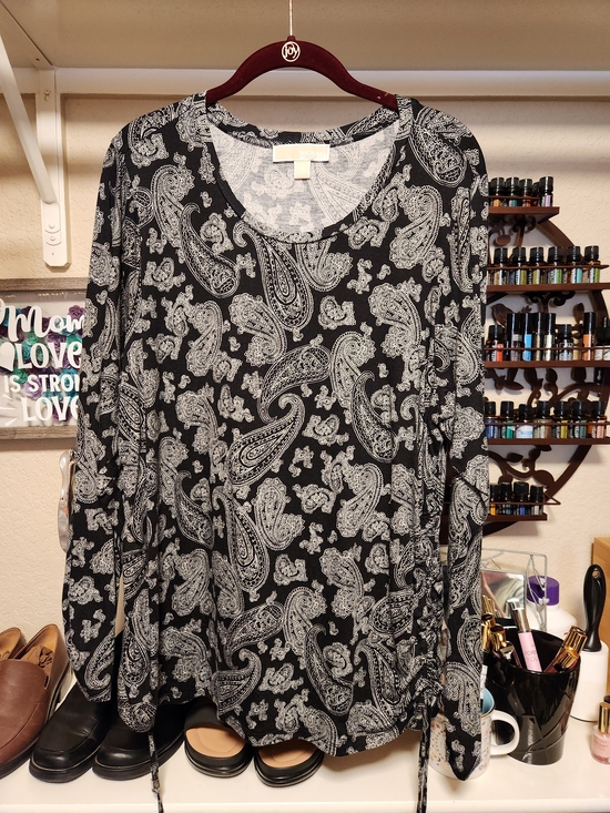 Michael Kors Tops - Michael Kors Black & White Paisley Long Sleeve Scoop Neck Top